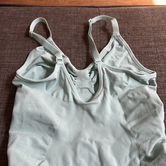 Skims Sculpting Thong Bodysuit - Picture 3 of 6